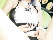 蓝发眼镜妹子情趣女仆装丁字裤 跳蛋塞逼逼自慰炮友舔奶头