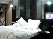 小夫妻开房做爱，颜值高身材好的少妇，69舔穴后入