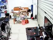 拉上卷帘门就开始乱搞的被偷拍的夫妻