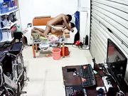 拉上卷帘门就开始乱搞的被偷拍的夫妻