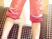 漂亮美女如厕嘘嘘 貌似妹子得颜值蛮高的