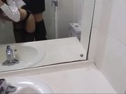 波哥盛世大厦和刚下班的银行小白领在洗手间一边和王经理打电话一边开草