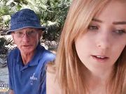 高颜值小美女午间树下发骚 精致脸蛋好身材挡不住小弟硬了，少女与大爷刺激操穴勾引啪啪爽了