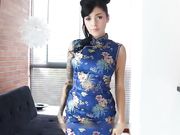 花臂纹身巨乳妹子旗袍诱惑沙发上道具自慰逼逼无毛还挺嫩