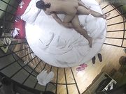 一对年轻情侣在笼子里啪啪