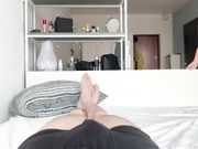 乳嫩妹化完妆掏出男友大肉棒吸舔受不了全程主动坐插