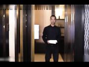 少妇寂寞难耐洗澡时被司机偷看后竟直接把他叫进来吃鸡巴啪啪