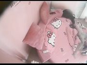 特色宾馆偷拍胸大白嫩的长发大学美女装清纯不配合被男友扯掉裤子强行进入,敏感度太高男的一动就啊啊大叫!