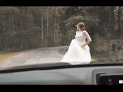 逃婚的女新娘被好心人救回家里