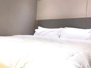 9总全国探花回归约了个极品高颜值牛仔裤妹子，舌吻互摸调情口交上位骑乘猛操