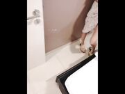维修工检查空调女主没穿内裤露出维修工淫欲爆发捆绑狗仔式双插啪啪