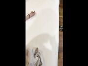迪吧午夜场宿醉漂亮丰满极品嫩妹子被两个猥琐男3P齐操 玩的疯狂刺激