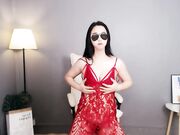 虎牙清纯美女主播『pd-可瑄』土豪万元定制私拍视频流出 椅子上指插嫩逼直流水