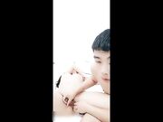 掰开小女友的逼逼给大家看逼毛长的很茂密
