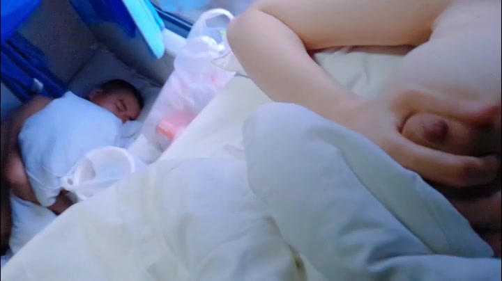 美少女软软趴在床单上火车露点自慰 不怕旁边旅客醒了被强操吗