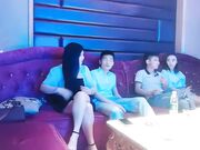 KTV深夜叫了两个妹子玩4P翘起屁股后入撞击