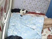 真实自拍-性感漂亮的大胸美女被老公边操边玩手机不知说了什么突然拿个超大电动鸡巴插的大叫后又狠狠操她!