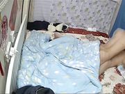 真实自拍-性感漂亮的大胸美女被老公边操边玩手机不知说了什么突然拿个超大电动鸡巴插的大叫后又狠狠操她!