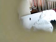 小旅馆偷拍运动服少妇和单位相好偷情干到一半手机响了立马暂停最后射骚妇身上很生气对白清晰