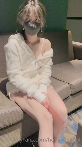 《香港美少女》玩偶姐姐新作 公共场合的性爱楼梯啪啪 中途来人被打断